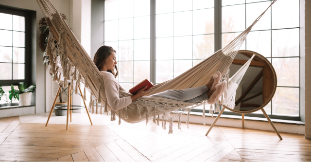 Creëer je eigen relaxplek met een hangmat binnenshuis